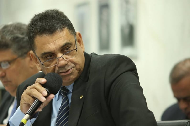 Bastidores pegam fogo e cassação de Izaque Silva ganha força na Câmara