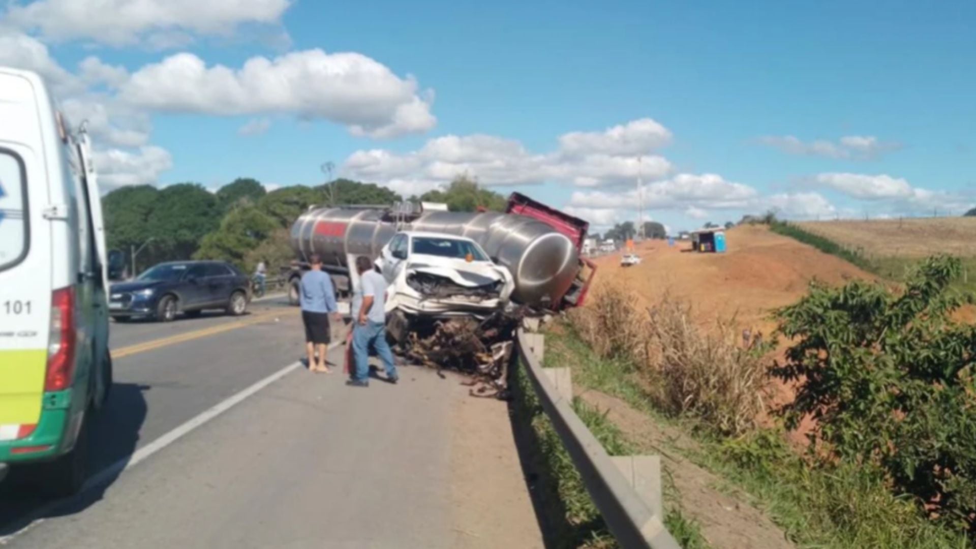 Caminhoneiro de Anhumas, se envolve em grave acidente na BR-101