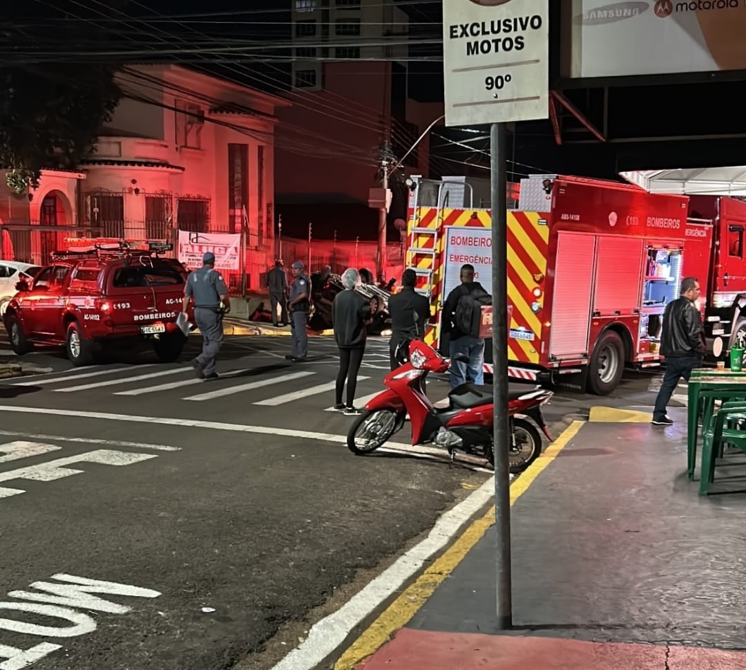 Carro capota após colisão no centro de Presidente Prudente
