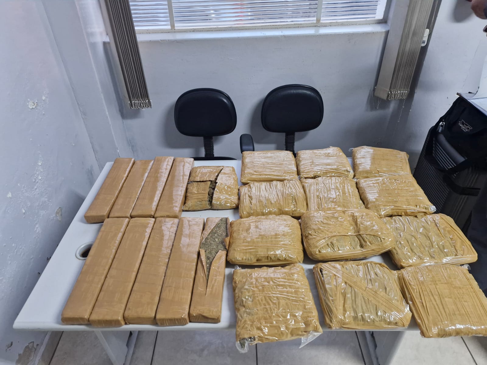 Mulher é presa com 22 pacotes de maconha em Prudente