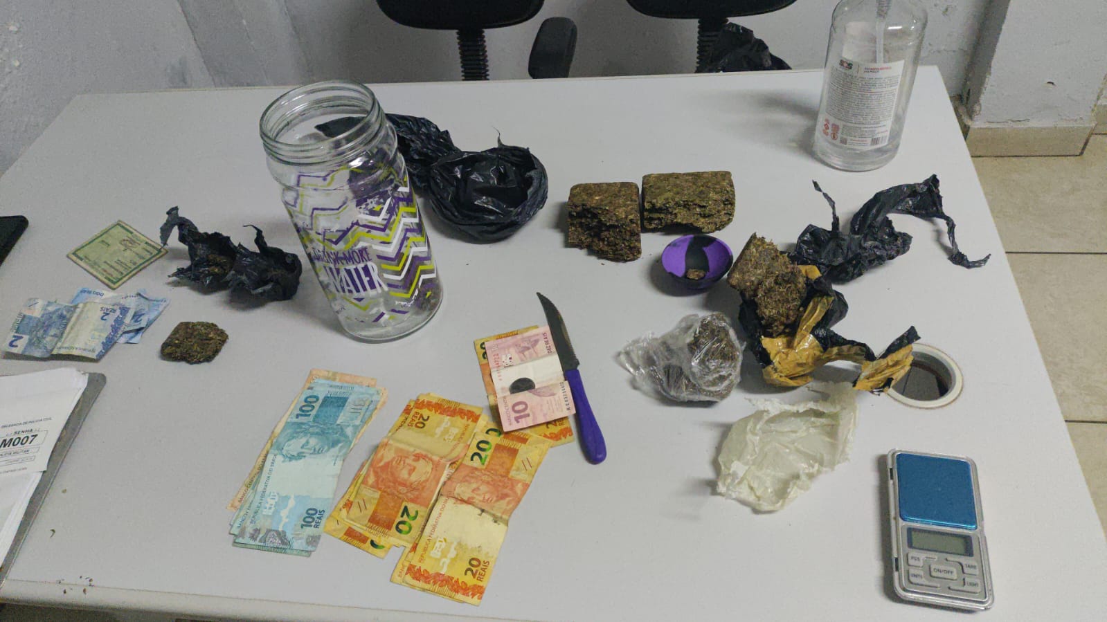 Polícia prende homem com 460g de maconha e dinheiro