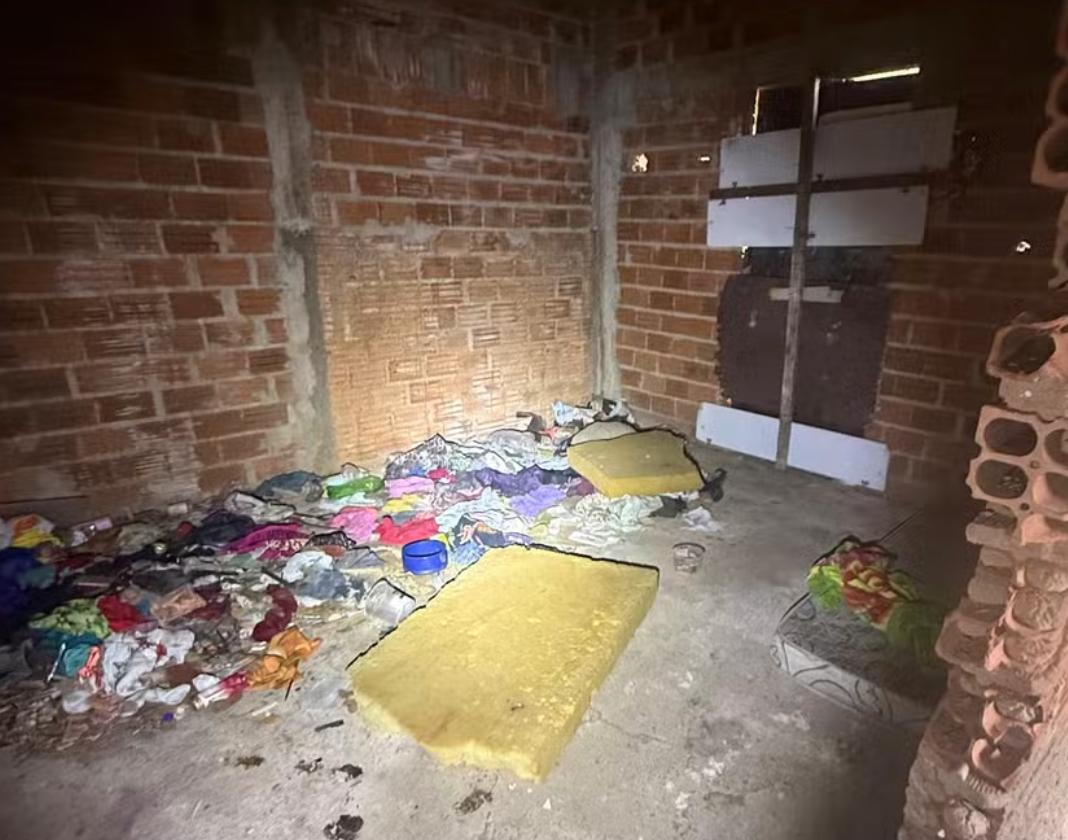 Jovem com deficiência era mantido em cárcere pelos pais