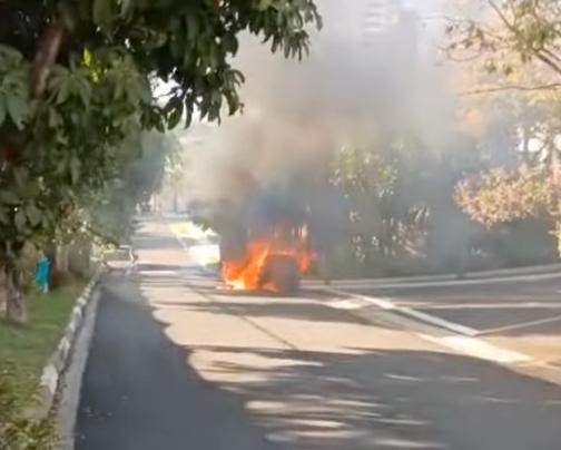 Carro incendeia e explode em condomínio de Prudente