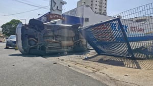 Veículo desgovernado capota em supermercado de Prudente