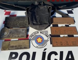 Homem é preso por furtar placas de bronze em cemitério