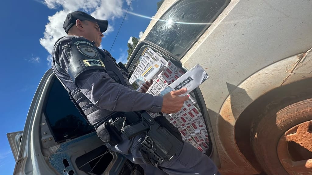Homem é preso com 22 mil maços de cigarros contrabandeados em Pirapozinho. Foto: Polícia Rodoviária